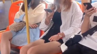 搭公車偷看正妹被抓包，害羞移開視線「下一秒看她手機螢幕」尷尬了！