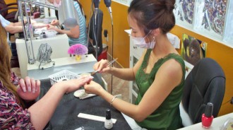 為何越南妹子都愛開「美甲店」？ 原因竟意外爆驚人內幕！