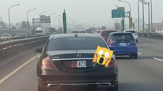 前方賓士車牌掛「使」字？他上網求解得到的答案…網友大喊：快閃邊！