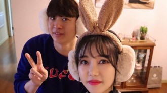 老婆愛修圖！修到身旁老公「嚴重變形」，各種扭曲笑翻全網：自己美最重要