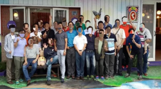 同學會大合照，仔細一看發現「爸爸超趴手勢」父女對話讓人笑翻！