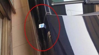 門縫卡了一張千元大鈔...到底該不該拿呢？