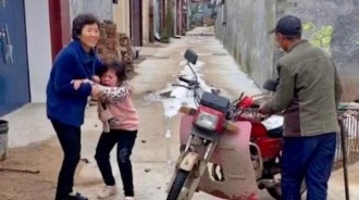 奶奶用44元把「孫女愛狗賣了」！她全程目睹崩潰痛哭 網見原因掀戰