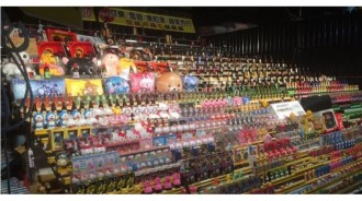 夜市套圈圈，專家不藏私「絕技」....秀出戰利品，果然是高手！