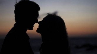 我媽要我老婆在吃飯時彈琴給大家欣賞，老婆卻和我媽大吵一架，結果我媽用筷子ㄕㄨㄞˇ**了老婆的臉，老婆說這輩子都不會和我媽一起吃飯了，怎麼辦？
