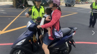 後座抱嬰被檢舉！媽媽收到罰單愣了「我有用揹帶啊」　掀網友兩派論戰：「誰還敢帶孩子出門」