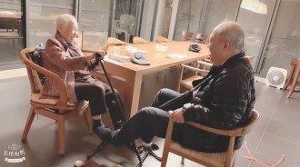 72歲醫生花2年「替失智母打造陽光玻璃屋」母子同住　「全依媽媽需求設計」各自擁空間：想親自守護