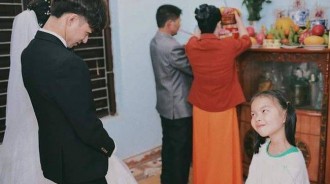帥氣叔叔結婚卻被人搶親 雙馬尾嫩妹"絕不放過的表情"
