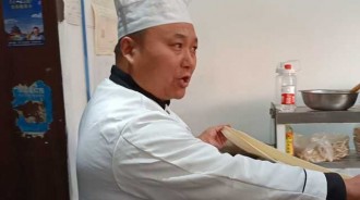 麵攤老闆急事外出！消失2小時「手機狂跳訊息」趕緊查監視器　「店內全擠滿人」他秒淚：多年來第1次 
