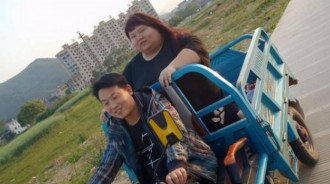 她本是校花，卻被男朋友寵到300斤，睡塌幾張床，如今成這樣