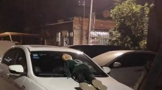 父母離婚不要他！9歲男孩「跪求媽媽開門」被拒絕　夜宿「路邊車頂」凍到發抖超心酸 