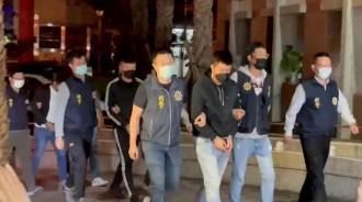 打臉老爸自己賺！瑪莎惡少「幕後集團被抄」整排名車曝光　警方愣「車號全是2580」揭玄機嗆：太囂張 