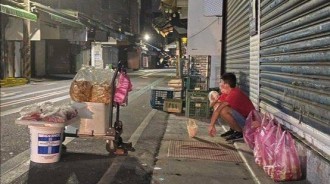 「嬤孫相依為命」靠撿回收生活！阿嬤腳受傷，單親孫擺攤賣甜不辣「賺學費撐家計」，網贊：努力的人一定不會。