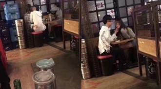 女友離開上廁所…男子下秒竟深情托下巴吻閨蜜，過程曝光：綠慘了
