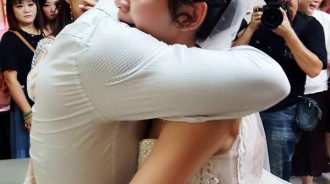 女兒出嫁拜別！鐵漢爸「當場心碎崩潰」：不要嫁　2度淚崩「最後父女不捨畫面」逼哭3萬人 