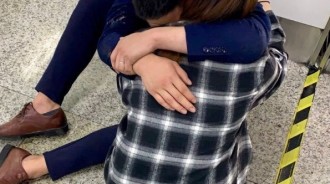 西裝男醉倒地鐵！警察上前關切「他淚喊生活好難」　妻到現場不責怪「獻上暖心安慰」：沒事的我懂 