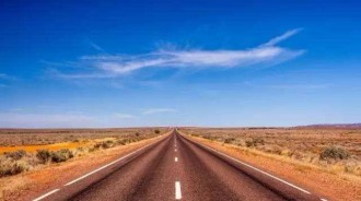 直到打瞌睡的高速路，1000公裏僅10個彎道，因太直司機出現幻覺：特別容易發生事故