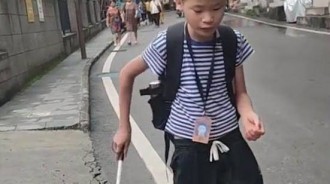 「狠心」媽媽讓失明兒子獨自上學，路人默默伸出援手，感動網友：我終歸會離開，讓他學會獨立。 