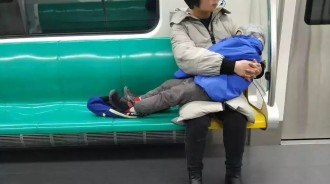 捷運上一對母子火了，細心舉動引來周圍乘客稱讚，網友：最高級的炫富是教養 
