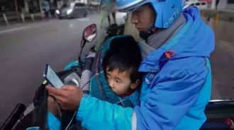 老婆拋下他們！單親爸寒風中「單手抱3歲女兒送外賣」　 「不捨孩子跟他四處奔波」父愛令人動容 