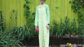 五彩繽紛的世界 70歲奶奶卻癡迷綠色 從頭到腳一律綠：看不見就渾身不自在 