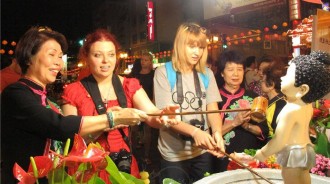 對鏡頭笑開懷！外國人來台灣「豪邁坐龍椅」還拍照打卡　網背後發涼「準備完蛋了」他立刻刪掉照片