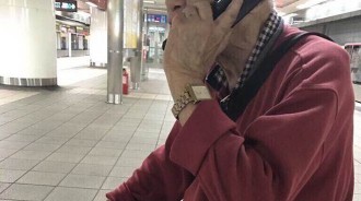 誰能幫我打電話？陌生爺爺在捷運站求助「手握10年前名片」　她好心幫忙「電話打通瞬間痛哭」：謝謝妳 