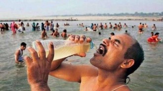 印度明明有自來水，但讓人不解的是 為何還有很多人飲用恆河水？當地人說出實情 