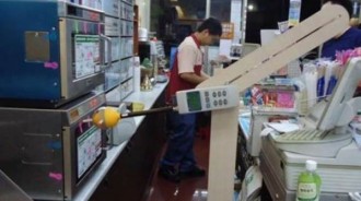  大快人心！超商店員問「需要微波加熱嗎」卻被客人大罵「廢話！不然怎麼吃？」法律系店員一開口，奧客「馬上閉嘴」！