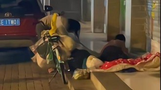 女子帶兒子流浪街頭 寒風刺骨兩人依然穿著半袖 眼中滿是警惕「我沒有家，沒有老公」 