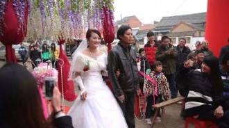 好父親形象崩塌！母親剛去世「父親變渣男」再娶新歡　婚禮上繼母「給我一團紙」我改口叫：媽 