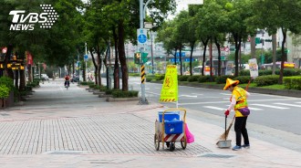 女兒剛開學被笑窮！清潔員單親媽淚崩：「我真的很努力了」　苦嘆「沒辦法申請補助」只能兼差2份工　 