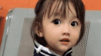 是假人嗎？女孩因太像洋娃娃被質疑 媽媽曬出全家照力證，網友：媽媽更像假人