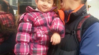 「10年前與10年後」媽媽拍下「女兒+2隻萌毛孩」窩爸爸懷中，每年一張合照暗藏催淚細節：最好的典範 