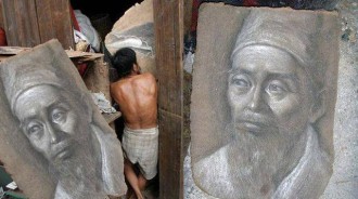 瘋子畫家！他放棄工作「專註畫畫40年」妻離子散　淪落到拾荒用「廢棄木板」做出驚人藝術品