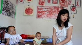 身高僅0.7ｍ！與美麗妻子一見鍾情「不顧反對堅持生子」女兒出生後「妻子不堪重負」離婚出走