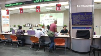 想領國民年金！退休媽接到通知「特地辦政府帳戶」　一刷存簿「一個月只匯5元」愣：在整我嗎 