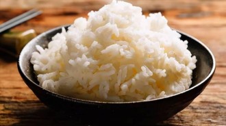 他交代女朋友用「3杯水1杯米」煮飯，當煮好打開鍋蓋「傻眼了」網友們也跟著傻眼了