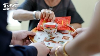 堅持要拿聘金！婆婆不甘願「勉強掏12萬」臭臉到底　兩家互不相讓「媳婦親自出馬」安撫：換28年自由