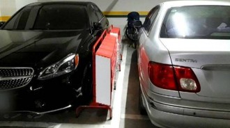 不折不扣的惡鄰！為了停車位糾紛「怒吵五年」賓士哥怒了釘「上百支釘子」結果大逆轉 