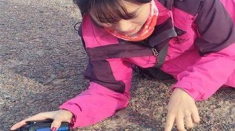 她被稱為「追星星的女人 尋找全球最「貴」的石頭 國家曾以萬元每克回收：她8年撿了800斤 