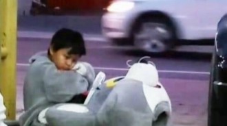 太累坐路邊休息！9歲童「忍熱穿玩偶裝工作」每天步行10公里　為補貼家用「犧牲童年不喊苦」：有錢就能買飯了 