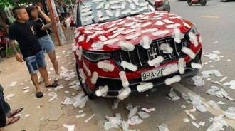不忍直視！豪車車主買茶路邊亂停，回來蒙了，車身被貼滿「姨媽巾」車主一看都想把車扔了 