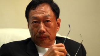鴻海工程師質問郭董:「為什麼爆肝是我，首富是你？」郭董短短三句話立刻 K.O 掉工程師!