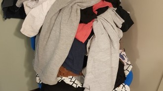 女生房間都有一張！他PO出「超狂衣服山椅子照」　女網友再貼「完勝衣櫃魔性照」笑歪：我的更猛 