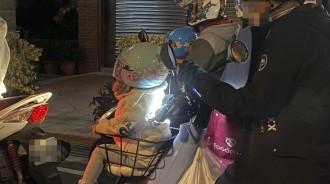 媽媽大崩潰！淡定爸「把孩子塞機車菜籃」滑手機全網怒轟「把人命當玩笑」：一看罰緩金額更氣 