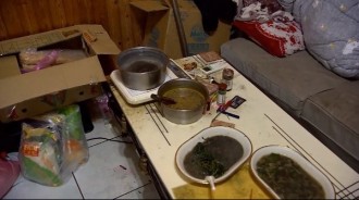 7口擠鐵皮屋！「貧父想買布丁慶生」被5兒女婉拒：甘願陪爸爸吃苦　「咬牙吃過期剩菜」攢錢給孩子最好 