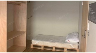 又見奇葩裝潢！租屋網滑到「標榜工業風套房」乍看還可以　換角度一看「根本是工地現場」抬頭更傻眼