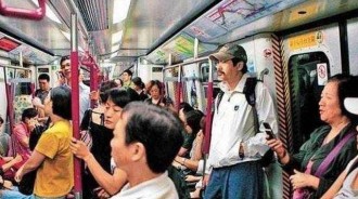 百分之百捐出去，66歲周潤發身價50億，每月只花3200塊，無兒無女常吃路邊攤：我只是個普通市民