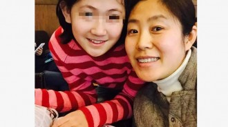 女孩6年沒洗過澡「單親媽」體育老師不舍其受苦，帶回家照顧12年，孩子心懷感恩，改口叫媽媽！